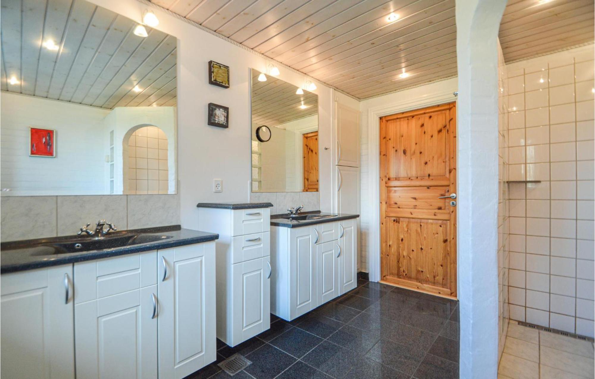Awesome Home In Bredebro With Kitchen Ballum Bagian luar foto